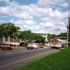 IMG3327 Malawi, Lilongwe 30-11-1992. Purchase of 185/14 Firestone tyre @ US$80